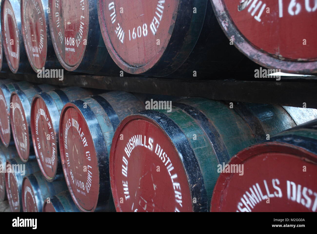 Il whiskey di barili in Old Bushmills Distillery, Irlanda del Nord, Regno Unito Foto Stock