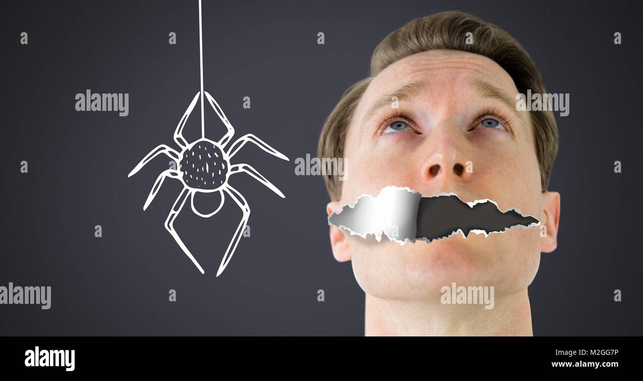 Arachnophobia paura l'uomo con la presenza di frammenti di carta sulla bocca e spaventoso disegno ragno Foto Stock
