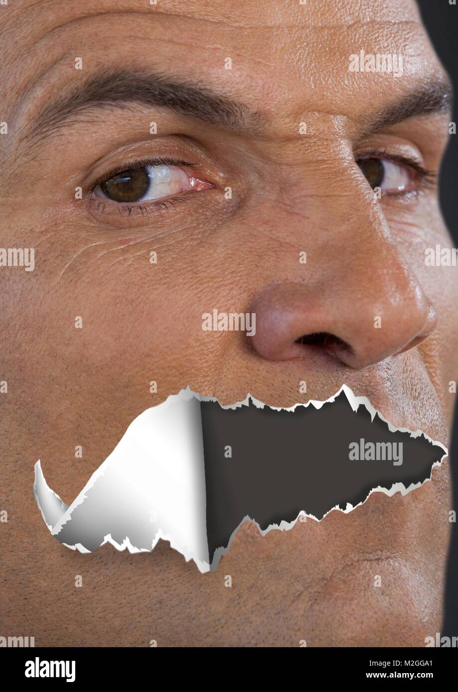 Uomo con presenza di frammenti di carta sulla bocca Foto Stock