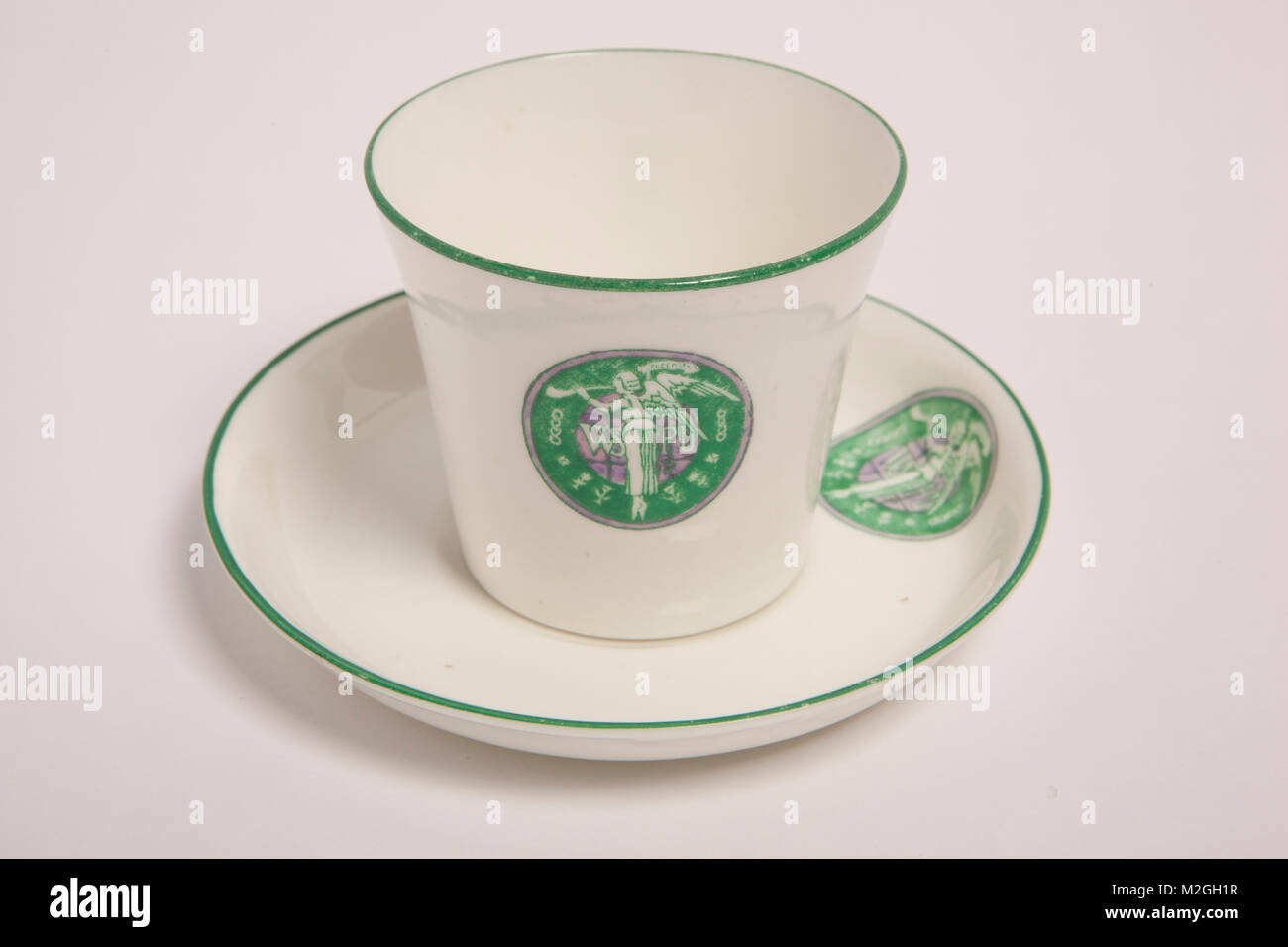 Suffragette tazza da caffè con piattino con il WSPU roundel, progettato da Sylivia Pankhurst. Foto Stock