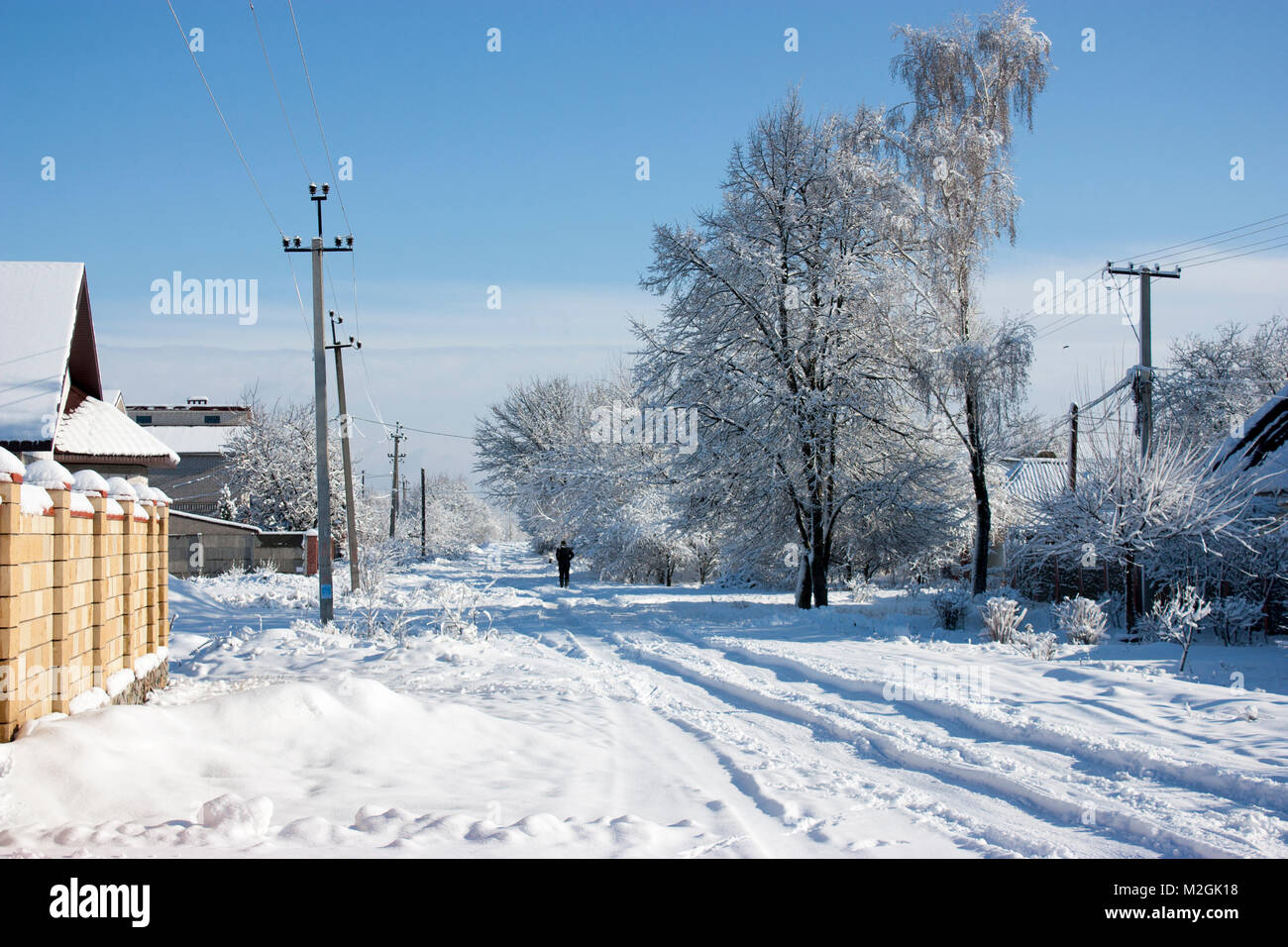 Inverno street nella neve, una soleggiata giornata invernale, a casa Foto Stock