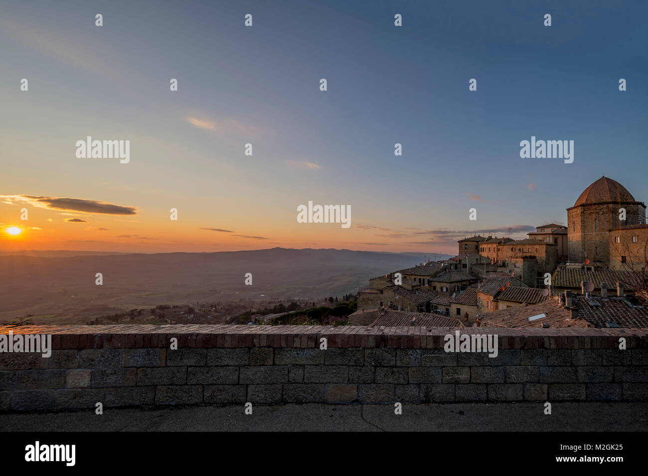 Un tramonto spettacolare sul borgo medievale, Volterra, Pisa, Toscana, Italia Foto Stock