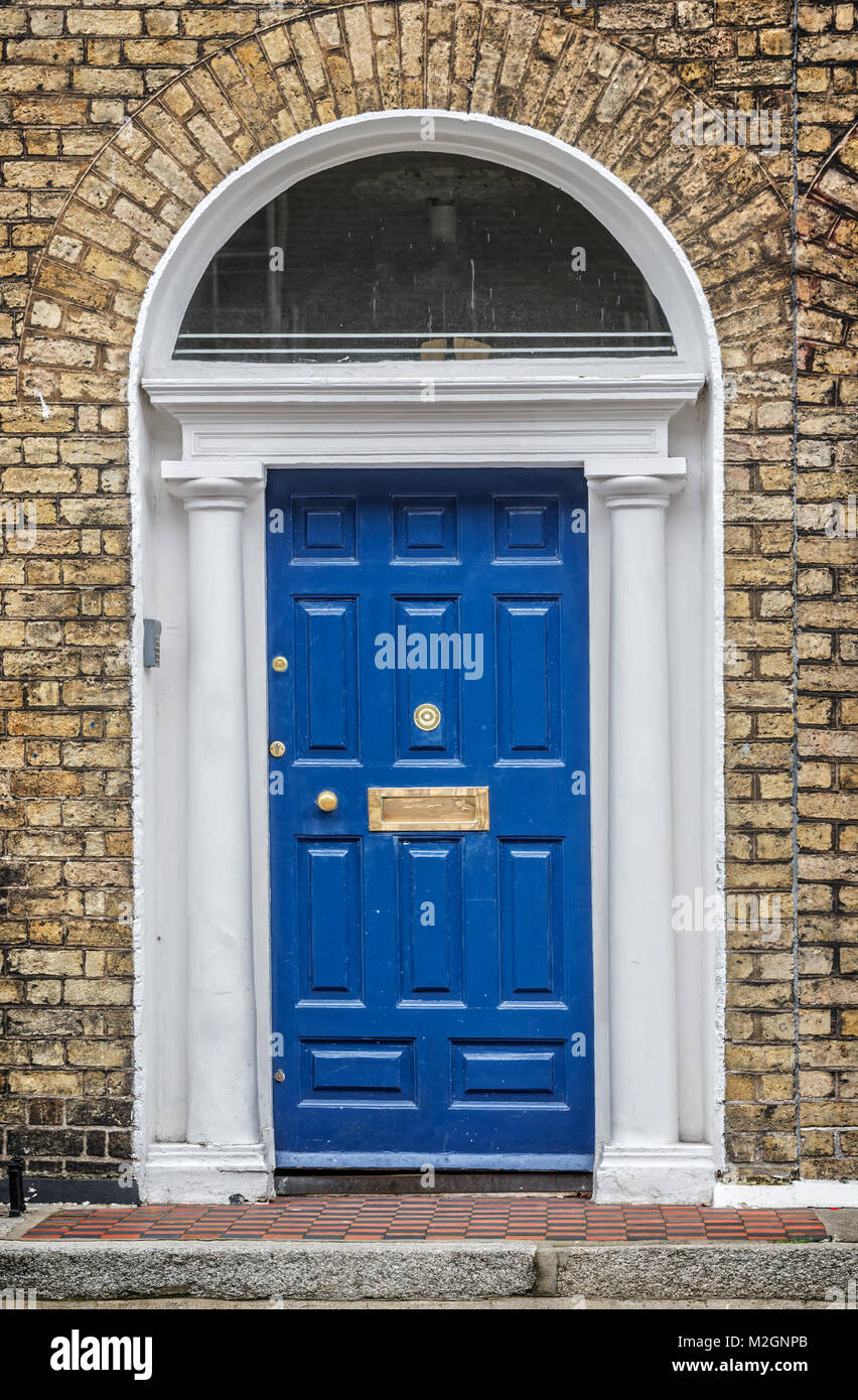 Blue classic porta in Dublino, esempio di georgian tipica architettura di Dublino in Irlanda Foto Stock