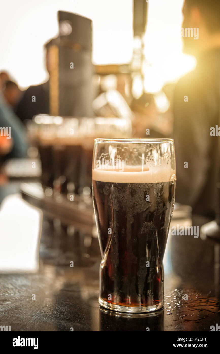 Chiudere fino ad un bicchiere di birra Stout in un bar Foto Stock