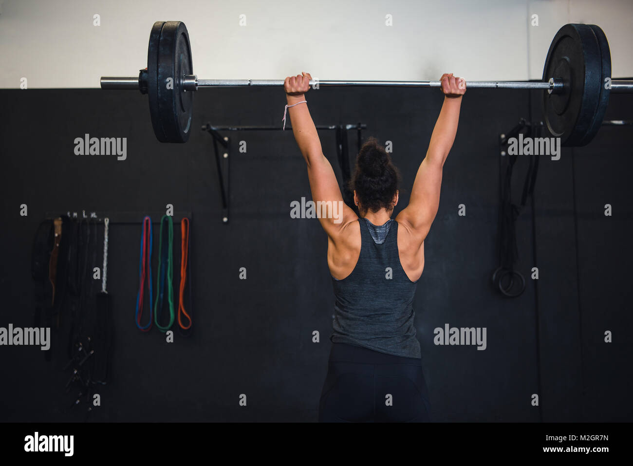 Sollevamento pesi, powerlifting, crossfit, training di forza. Foto Stock