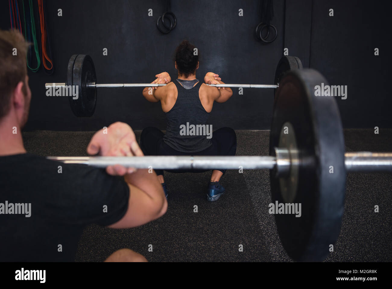 Sollevamento pesi, powerlifting, crossfit l uomo e la donna che lavora fuori in palestra. Foto Stock