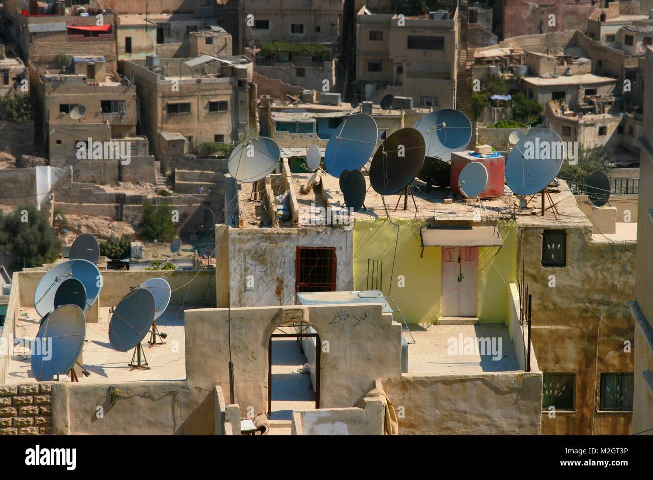 Tetti di edifici pieni di antenne per segnale satellitare, Amman, Giordania Foto Stock