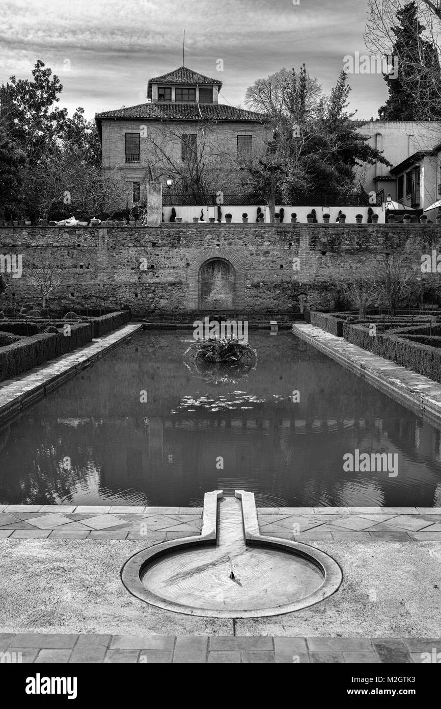 Giardini formali e piscina sul sito del Palacio de Yusuf III e la parte posteriore dell'Hotel America, la Alhambra di Granada, Andalusia, Spagna Foto Stock