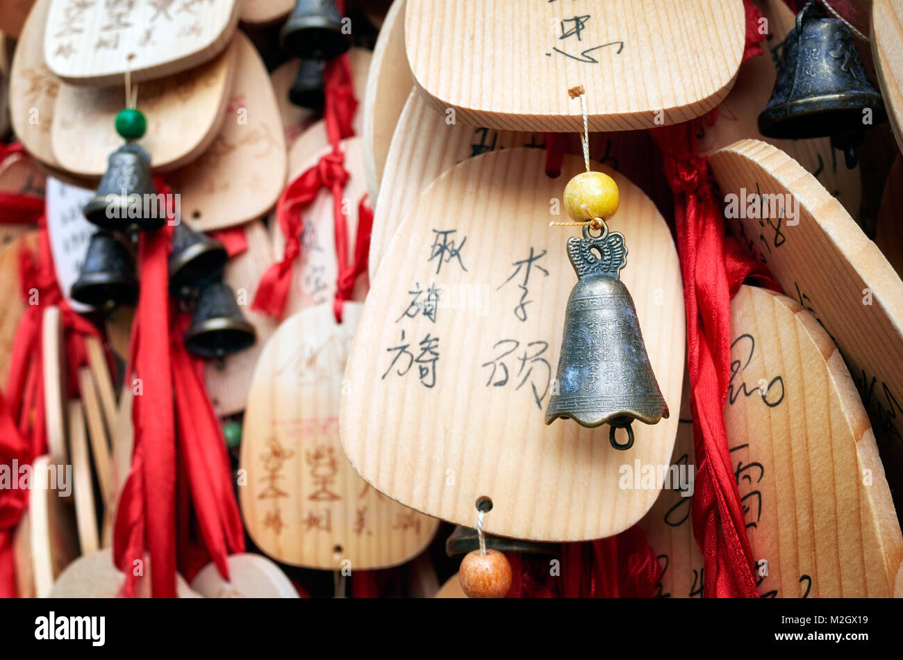 Lijiang, Cina - 22 Settembre 2017: preghiere e desideri su piastre di legno appesa in un tempio dal bianco fiume di acqua in Blue Moon Valley. Foto Stock