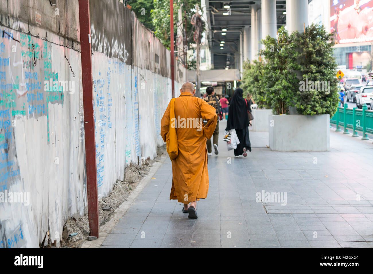 Un monaco di camminare sulla strada a Bangkok, in Thailandia Foto Stock