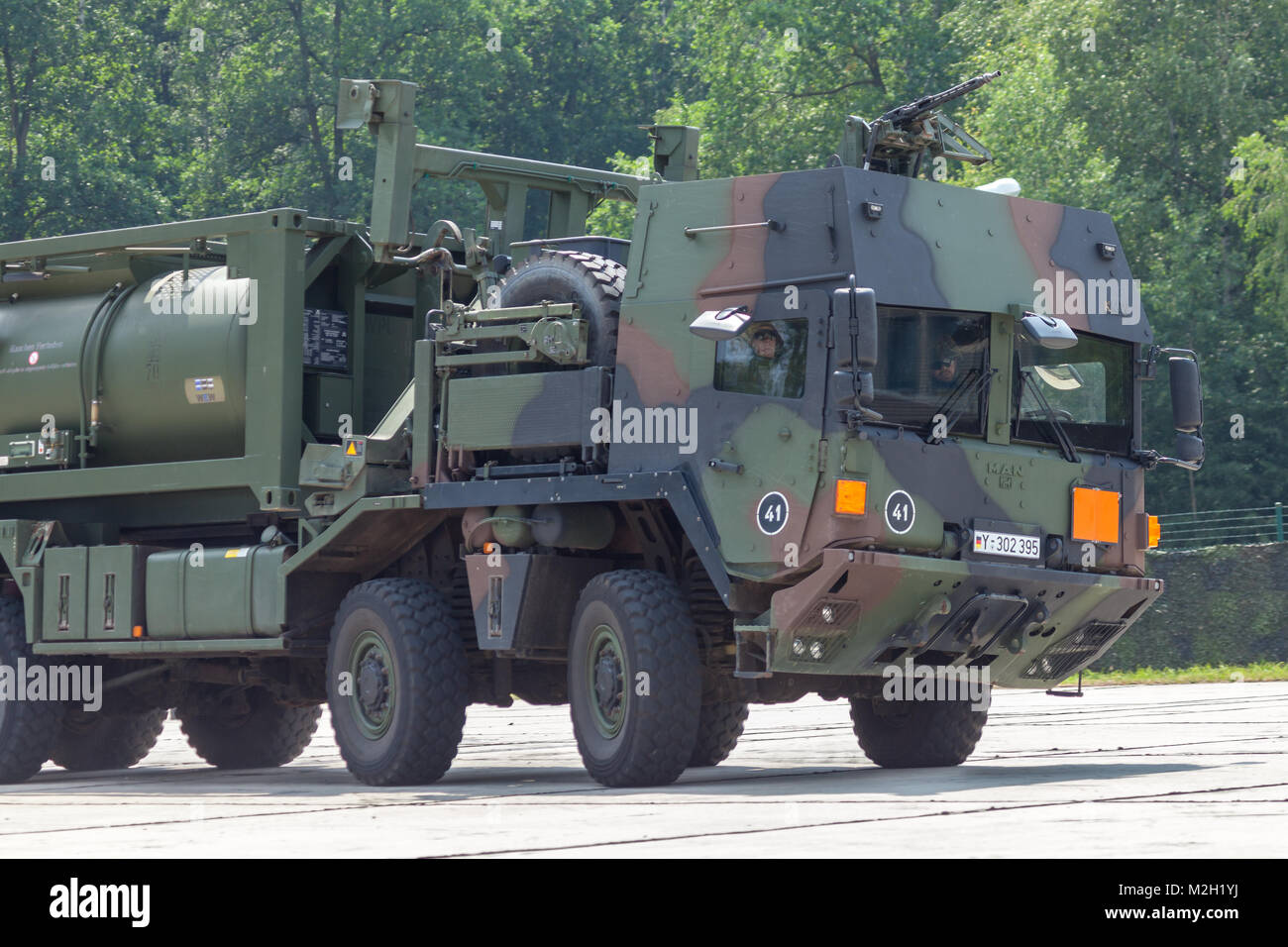 BURG / GERMANIA - Giugno 25, 2016: tedesco uomo militare Multi 2 corpo di swap carrello nave cisterna a open day in barrack burg Foto Stock