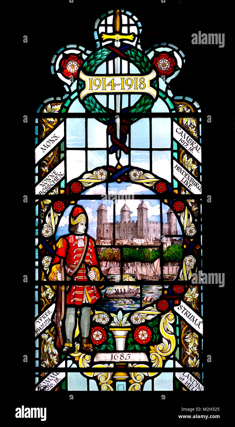Londra Inghilterra, Regno Unito. Chiesa del Santo Sepolcro / San Sepolcro senza Newgate. Le vetrate colorate per celebrare il Re della reggimento Foto Stock