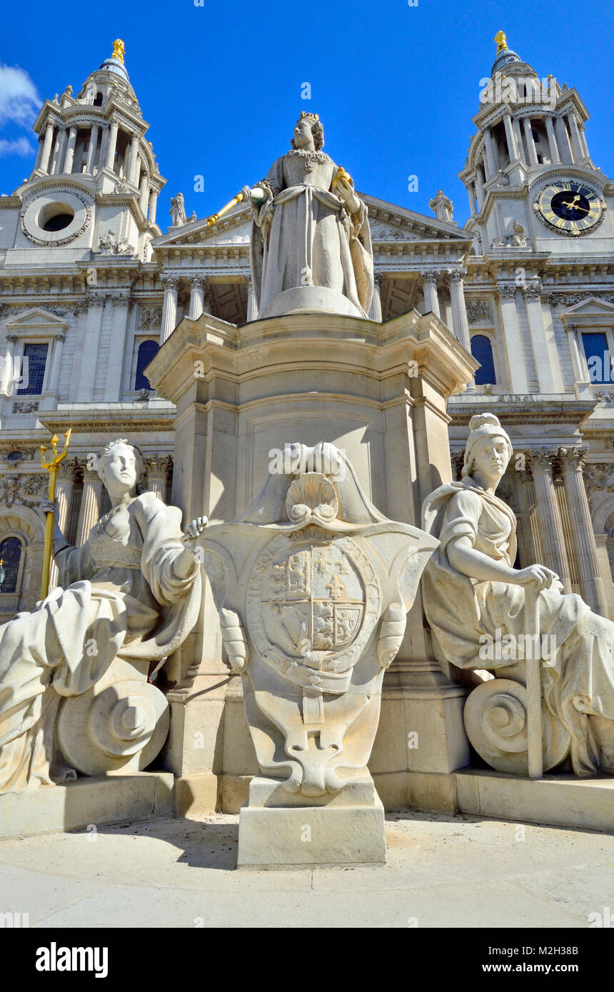 Londra, Inghilterra, Regno Unito. La Cattedrale di St Paul - Statua di Queen Anne (1885 replica da Richard cintura di Francesco Bird 1712 originale) Figure alla base offrono Foto Stock