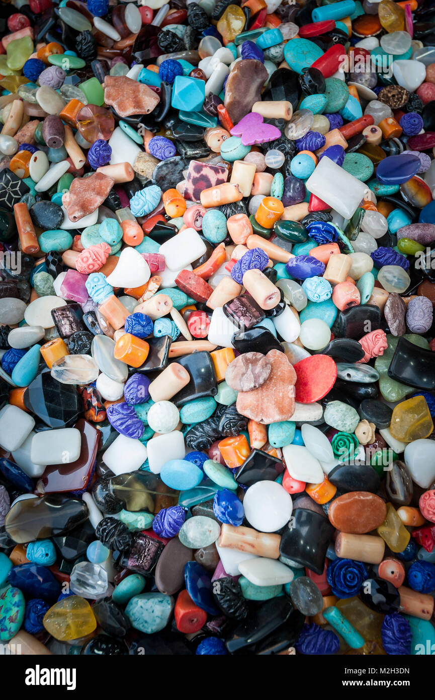 Perle; realizzata in ceramica e altri materiali hanno un foro per bracciale, collana, o altro tipo di mercanzie di gioielli Foto Stock