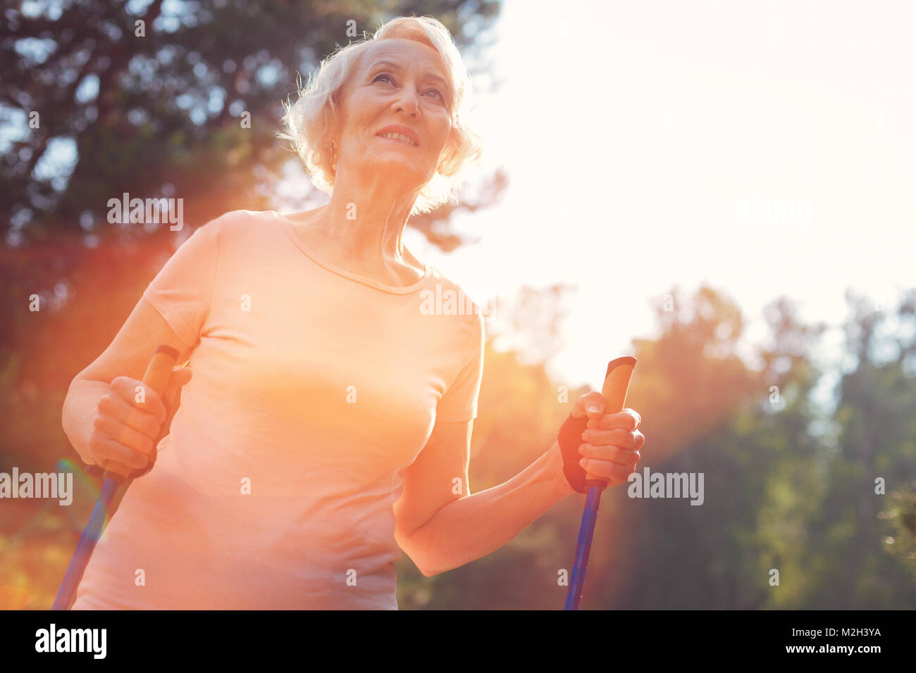 Adorabili donna anziana usando stampelle Foto Stock