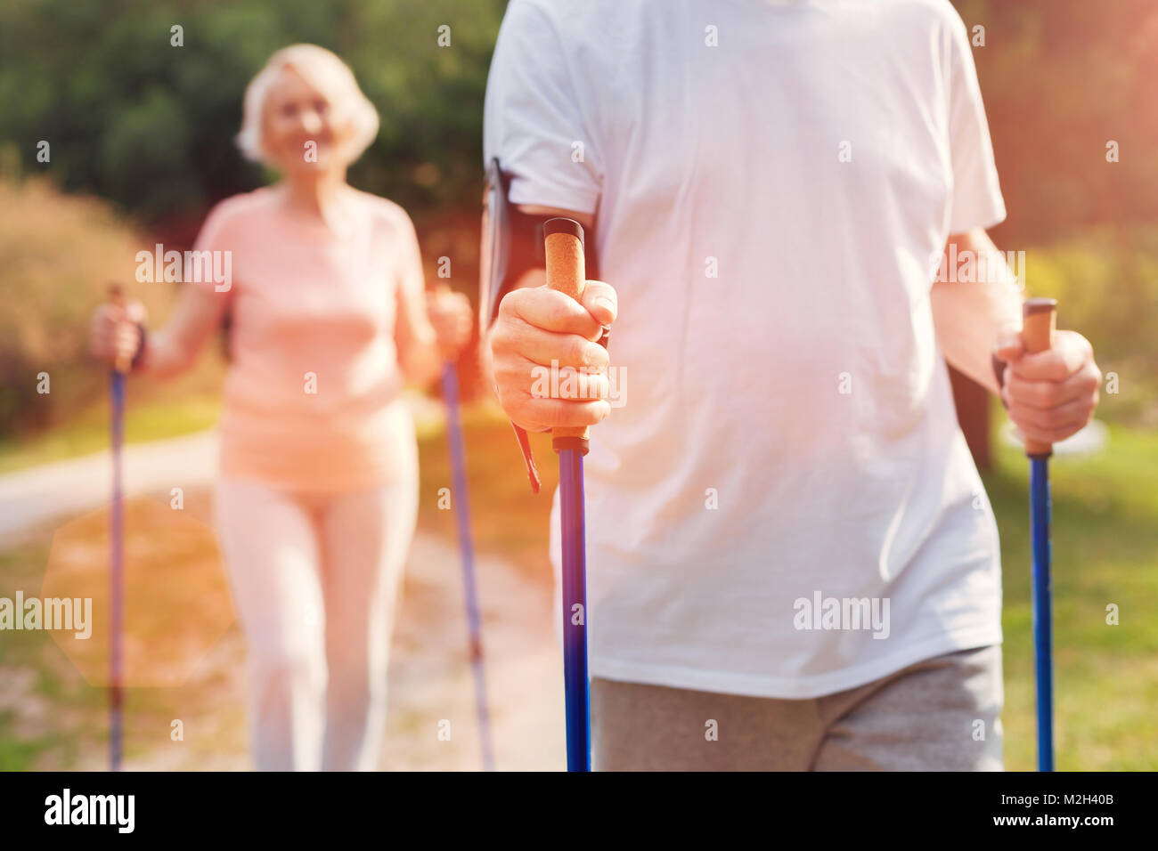 Uomo anziano a piedi con sua moglie Foto Stock