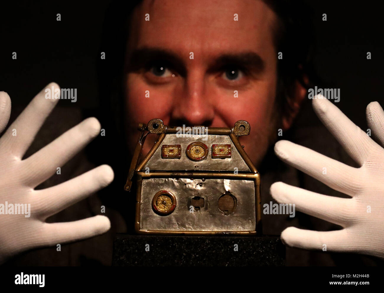 Dr Martin Goldberg da musei nazionali della Scozia con il reliquario Monymusk che è parte di un nuovo progetto di ricerca presso il Museo. La ricerca si sposta su dal primo millennio ad esaminare le testimonianze archeologiche dal IX al XII secolo. La ricerca coincide con l annuncio della mostra "Scozia inizio d'argento" è in tournée in Scozia di quest'anno. Foto Stock