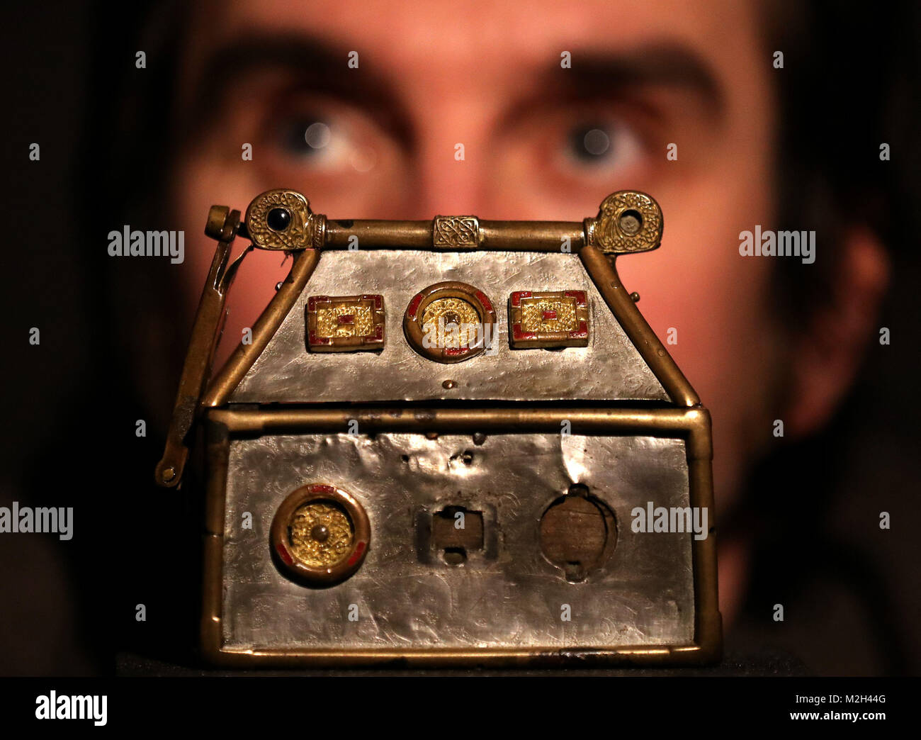 Dr Martin Goldberg da musei nazionali della Scozia con il reliquario Monymusk che è parte di un nuovo progetto di ricerca presso il Museo. La ricerca si sposta su dal primo millennio ad esaminare le testimonianze archeologiche dal IX al XII secolo. La ricerca coincide con l annuncio della mostra "Scozia inizio d'argento" è in tournée in Scozia di quest'anno. Foto Stock