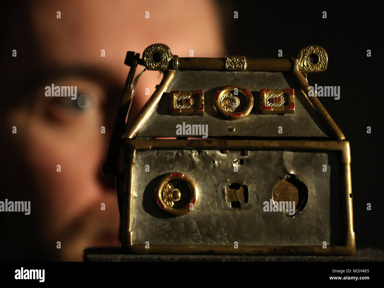 Dr Martin Goldberg da musei nazionali della Scozia con il reliquario Monymusk che è parte di un nuovo progetto di ricerca presso il Museo. La ricerca si sposta su dal primo millennio ad esaminare le testimonianze archeologiche dal IX al XII secolo. La ricerca coincide con l annuncio della mostra "Scozia inizio d'argento" è in tournée in Scozia di quest'anno. Foto Stock