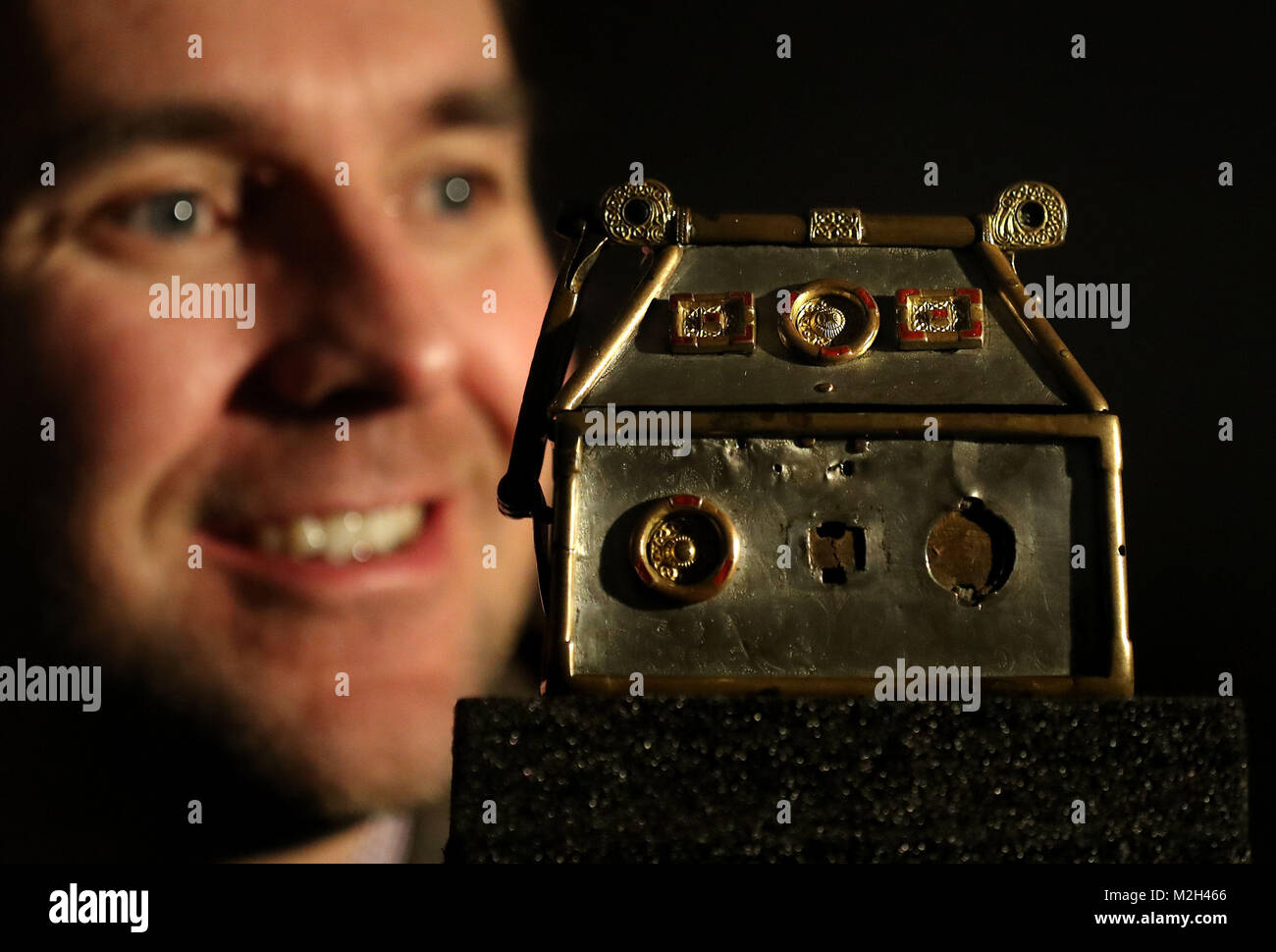 Dr Martin Goldberg dei Musei nazionali di Scozia con il Monymusk Reliquary che fa parte di un nuovo progetto di ricerca al Museo. La ricerca passerà dal primo millennio ad per esaminare le prove archeologiche dal IX al XII secolo. La ricerca coincide con l'annuncio la mostra Scotland's Early Silver è di tournée in Scozia quest'anno. Foto Stock