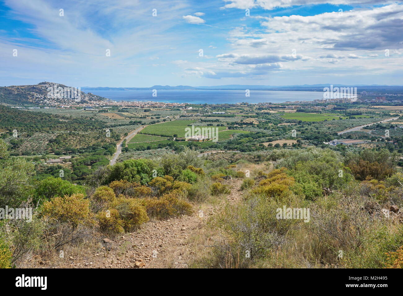 Il sentiero che conduce alla baia e la città di Roses, Spagna, mare Mediterraneo, Costa Brava, Alt Emporda, Girona, Catalogna Foto Stock