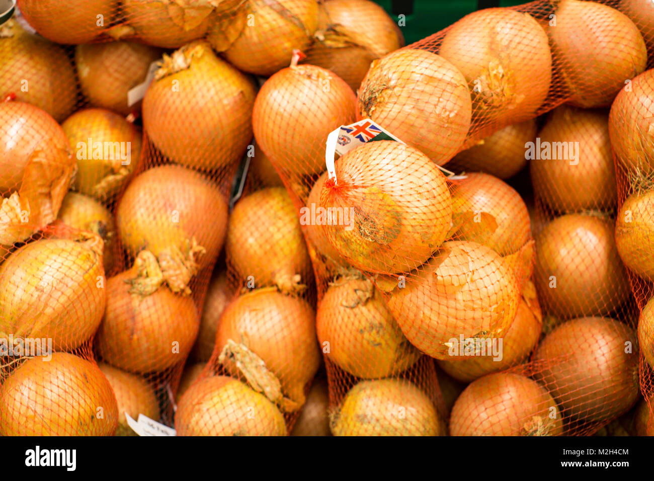 Cipolle bianche per la vendita in un supermercato Foto Stock