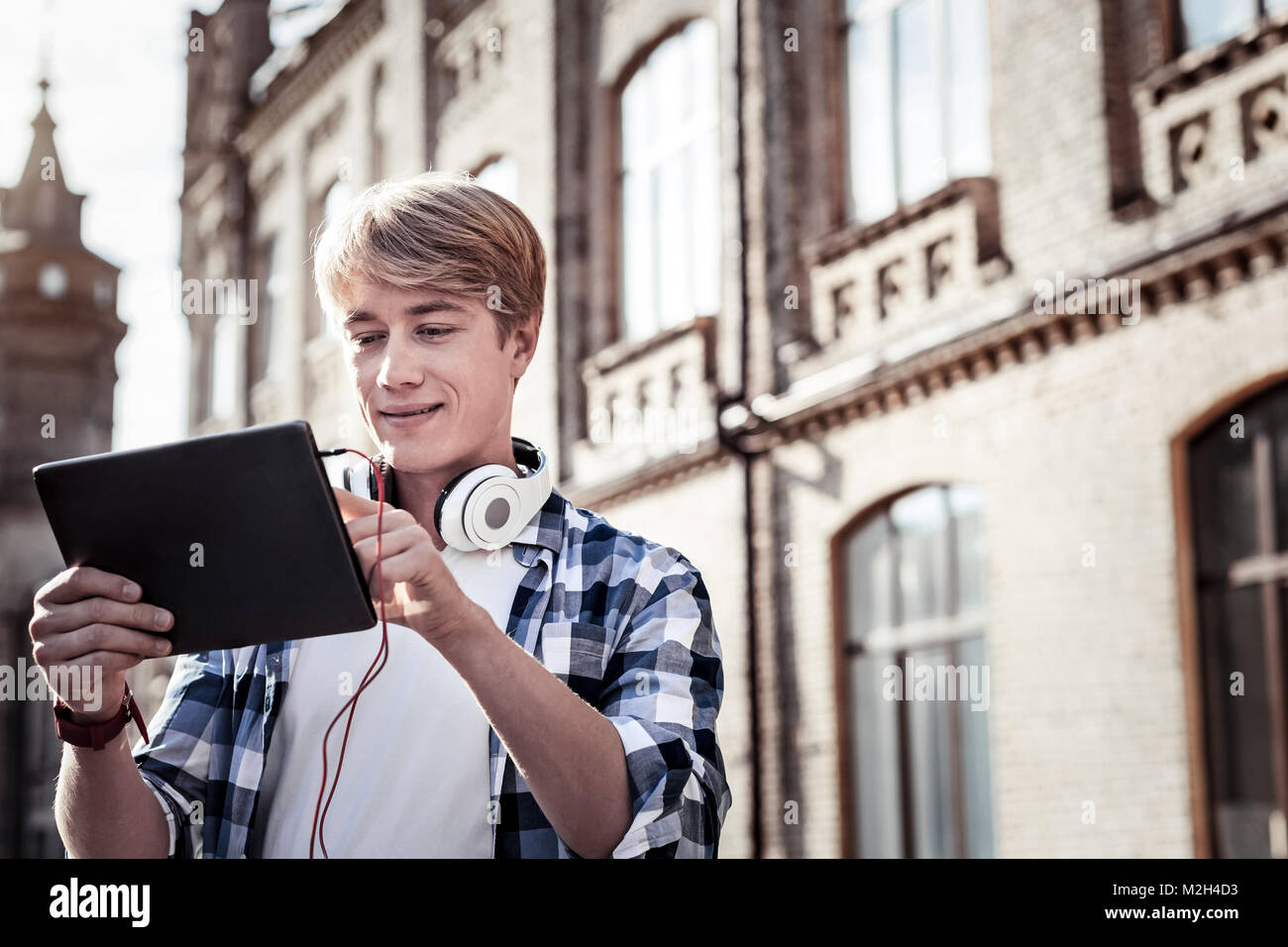 Allegro piacevole uomo scegliendo la musica Foto Stock