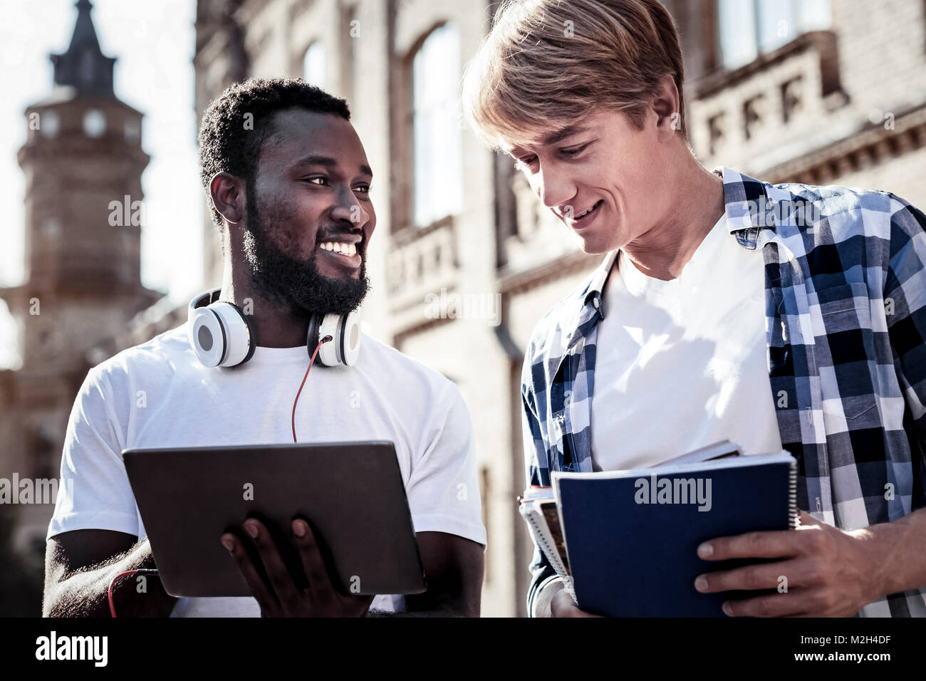 Gioiosa Nizza uomo tenendo un tablet Foto Stock