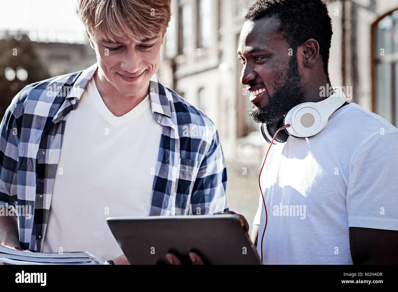 Positivo gli studenti maschi insieme permanente Foto Stock