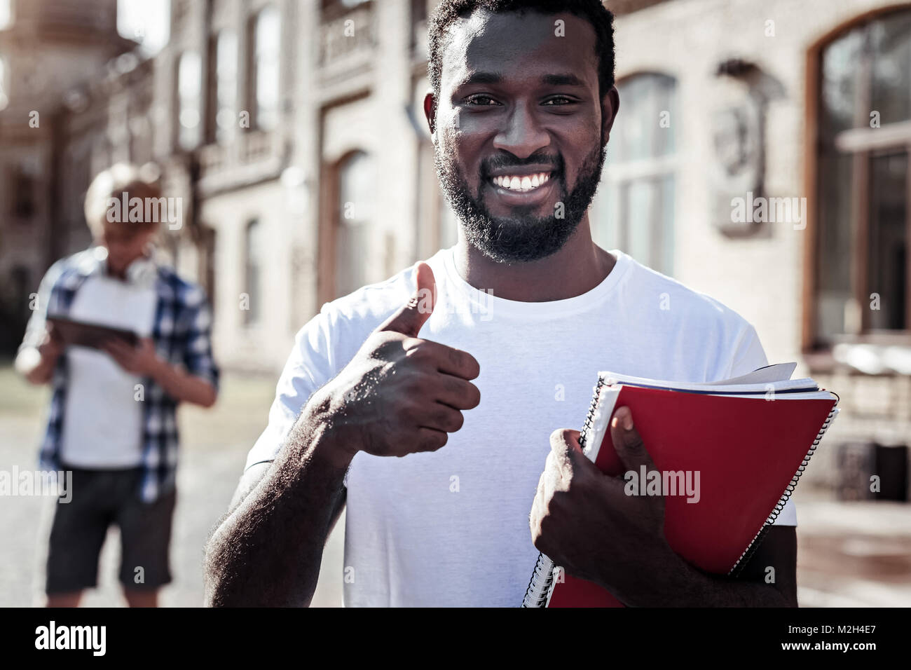 Felice gioiosa studente mostrando segno OK Foto Stock
