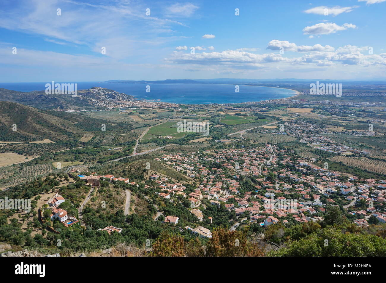 Spagna costa brava paesaggio la baia e la città di Roses visto dalla montagna, mare Mediterraneo, Alt Emporda, Girona, Catalogna Foto Stock