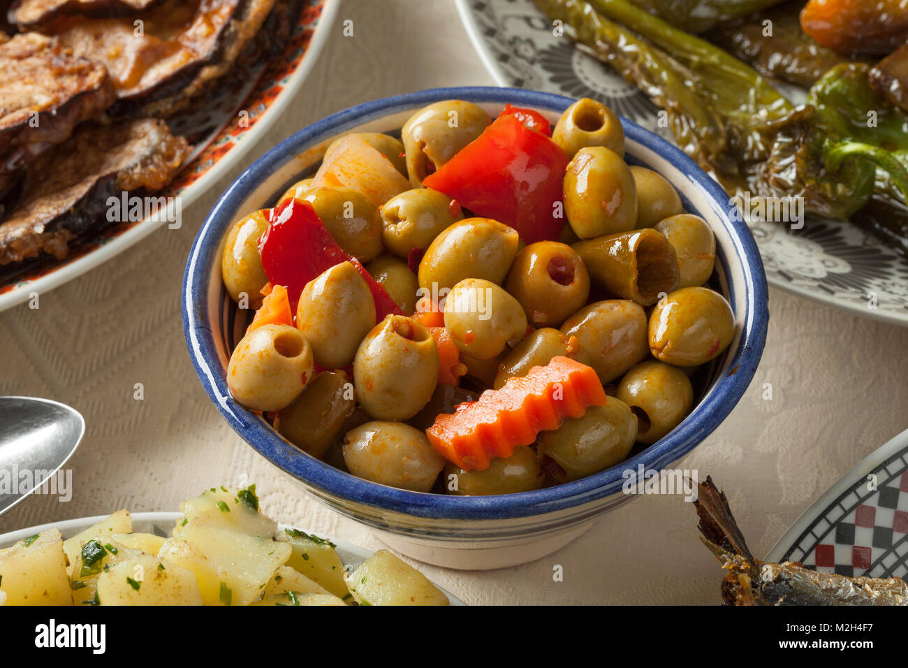 Ciotola con tradizionale marocchina di olive in salamoia come un piatto di lato vicino fino Foto Stock