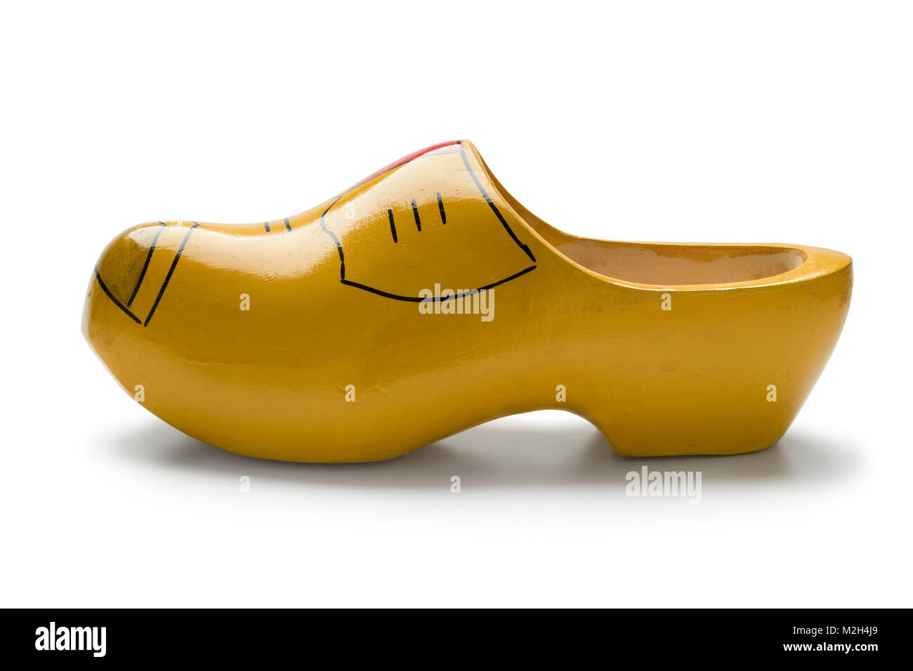 Singola tradizionale giallo olandese scarpa in legno su sfondo bianco Foto Stock