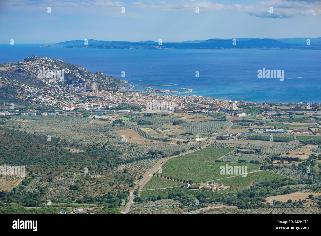 Spagna veduta aerea della città di Roses sulla riva del mare Mediterraneo con oliveti e vigneti e campi, Costa Brava, Girona, Catalogna Foto Stock