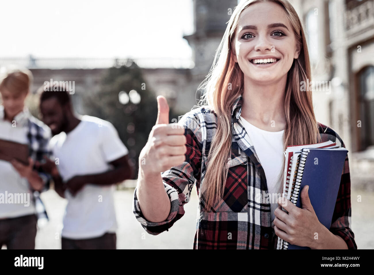 Felice donna allegra mostra segno OK Foto Stock