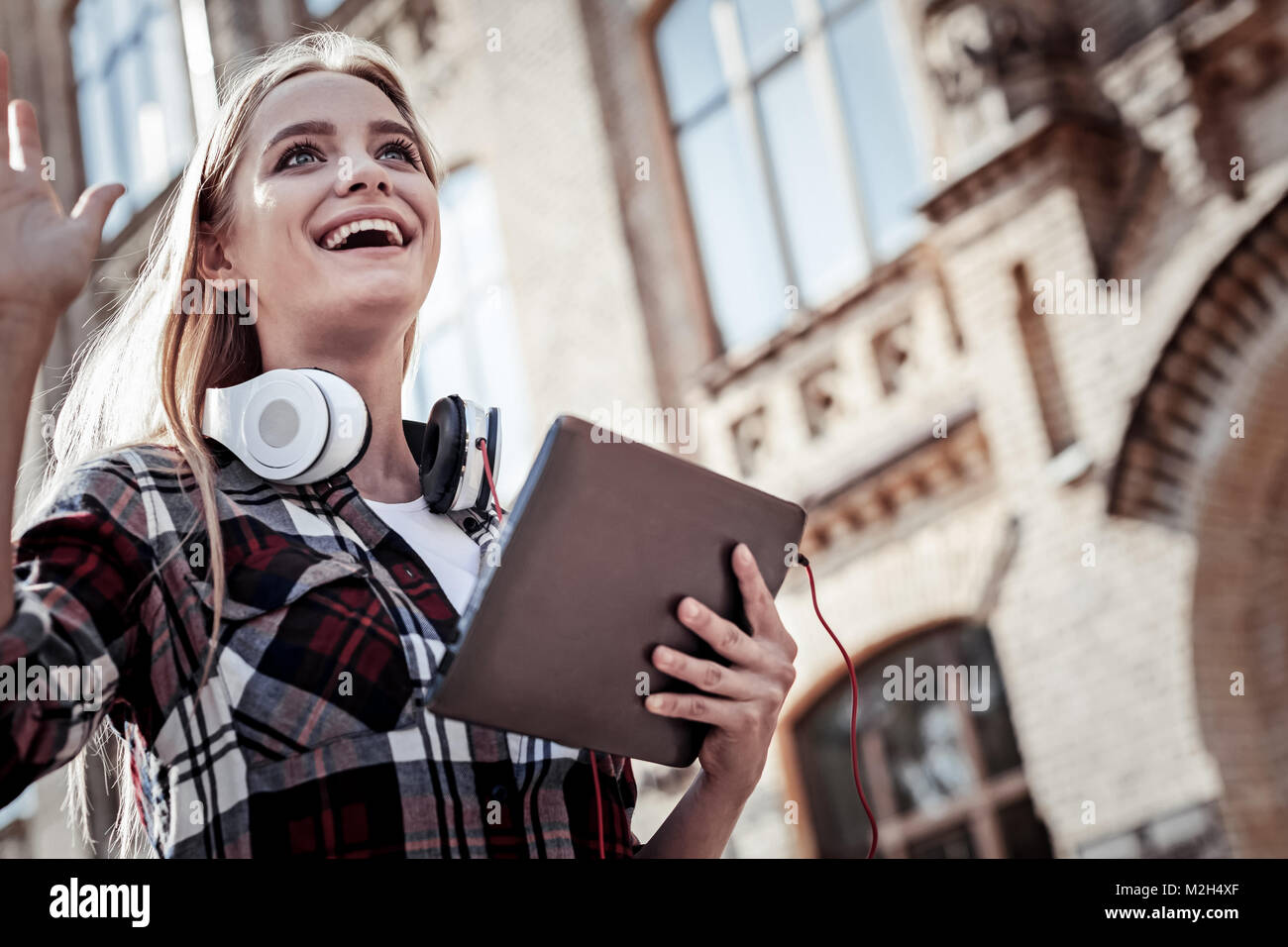 Gioiosa bella donna sorridente Foto Stock
