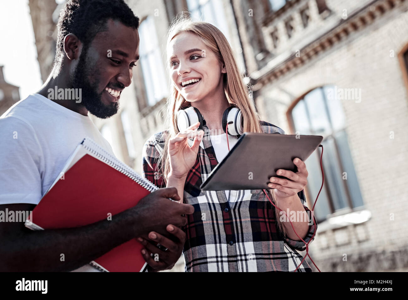 Allegro giovane donna a parlare con il suo amico Foto Stock