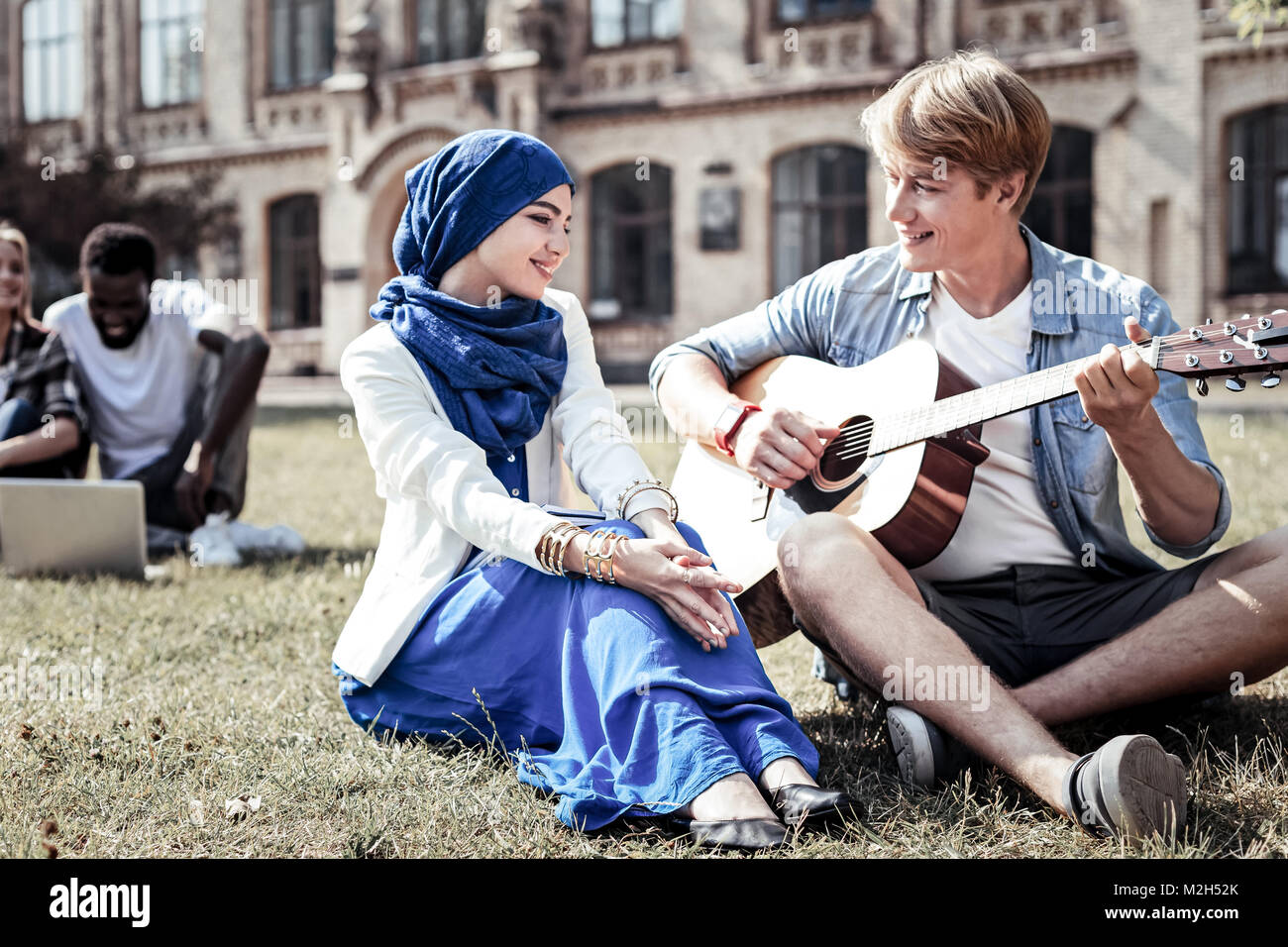 Positivo l'uomo felice giocando per il suo amico Foto Stock