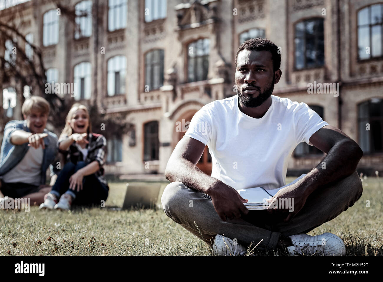 Bello pensieroso uomo con le sue note Foto Stock