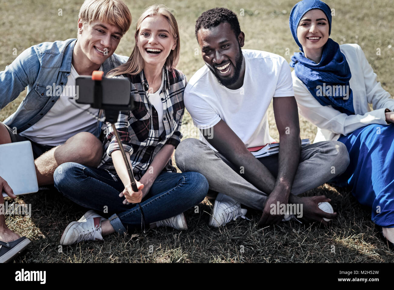 Felice gioiosa studenti prendendo selfie Foto Stock