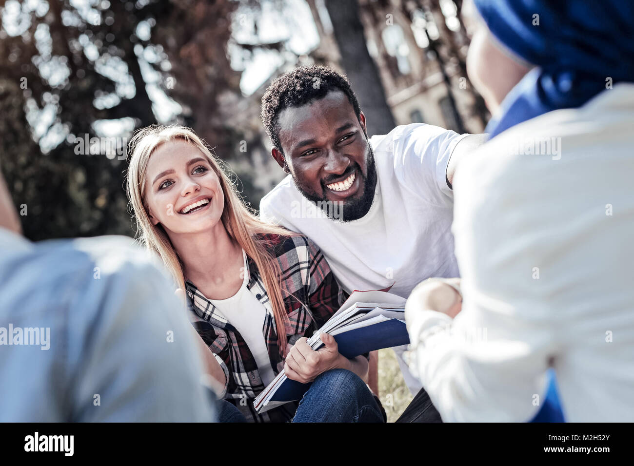 Felice giovane donna tenendo le sue note Foto Stock