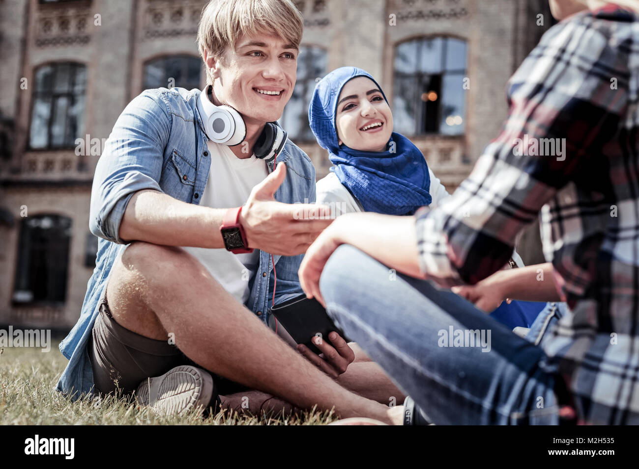 Felice lieto uomo che parla Foto Stock
