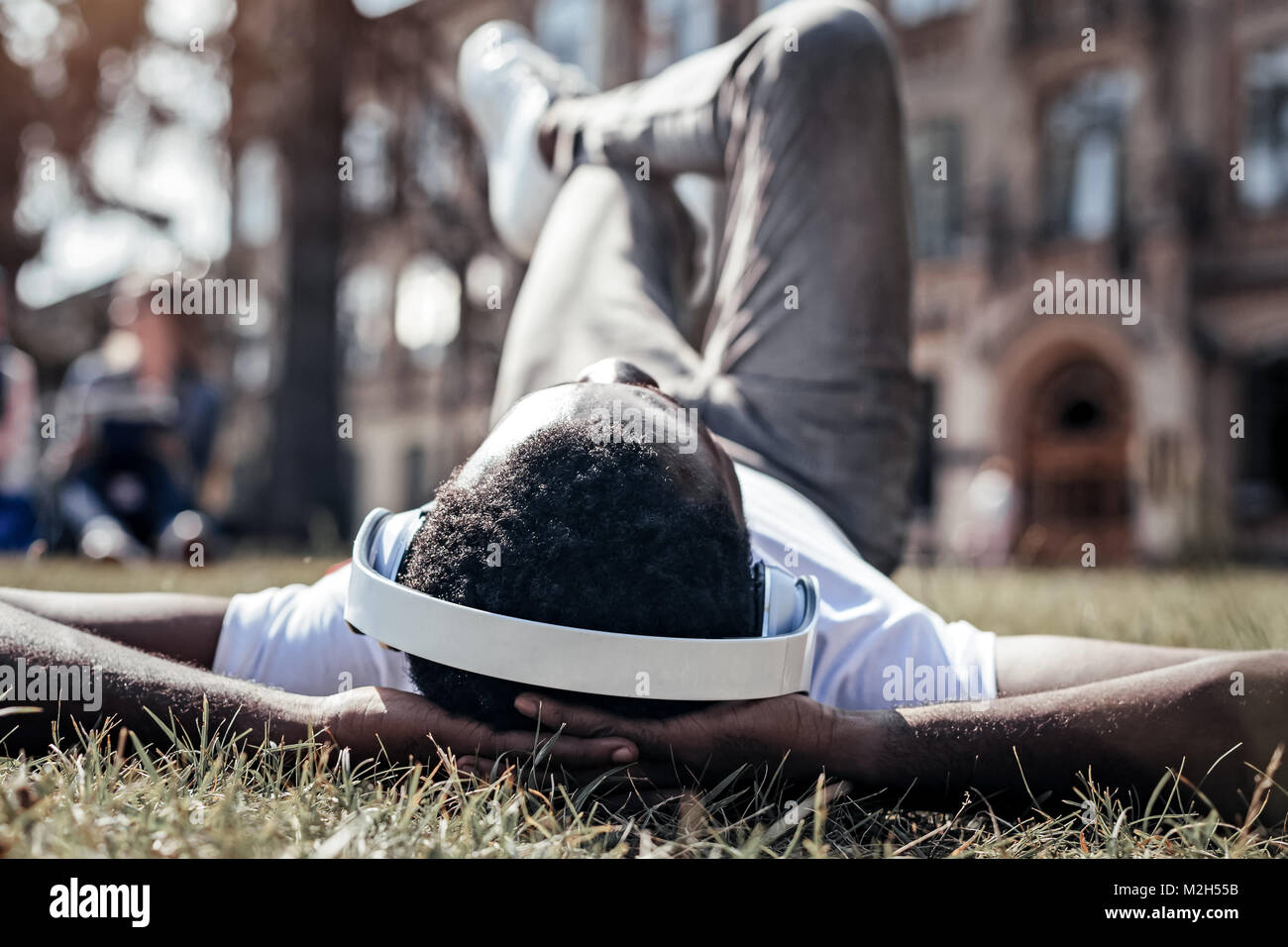 Positivo uomo gioioso godendo il suo giorno Foto Stock