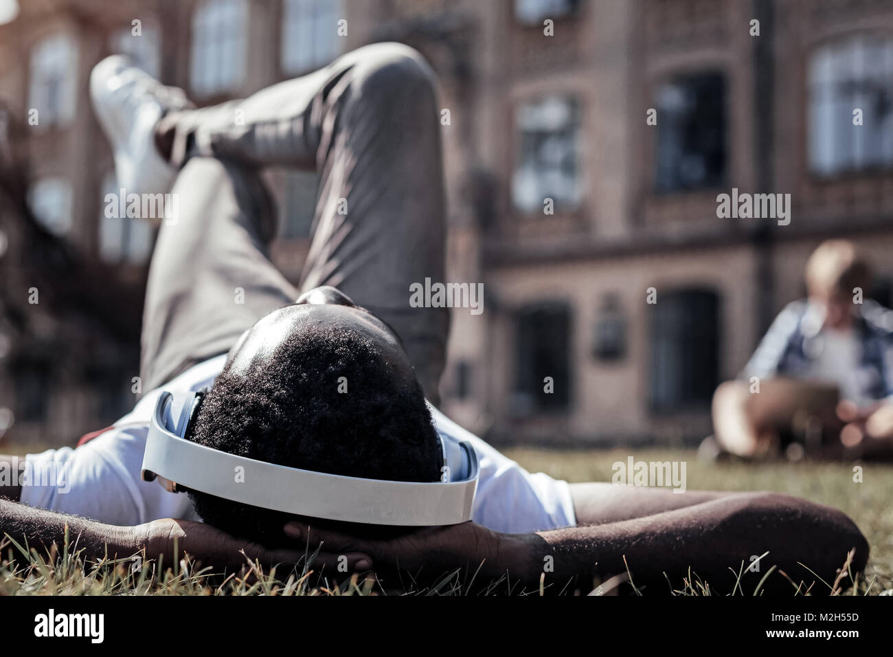 Felice lieto uomo rilassante nel parco Foto Stock