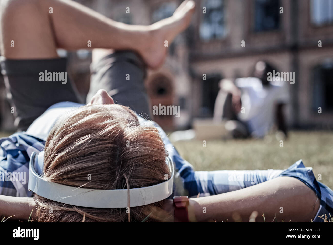 Nizza uomo felice sdraiati sull'erba Foto Stock