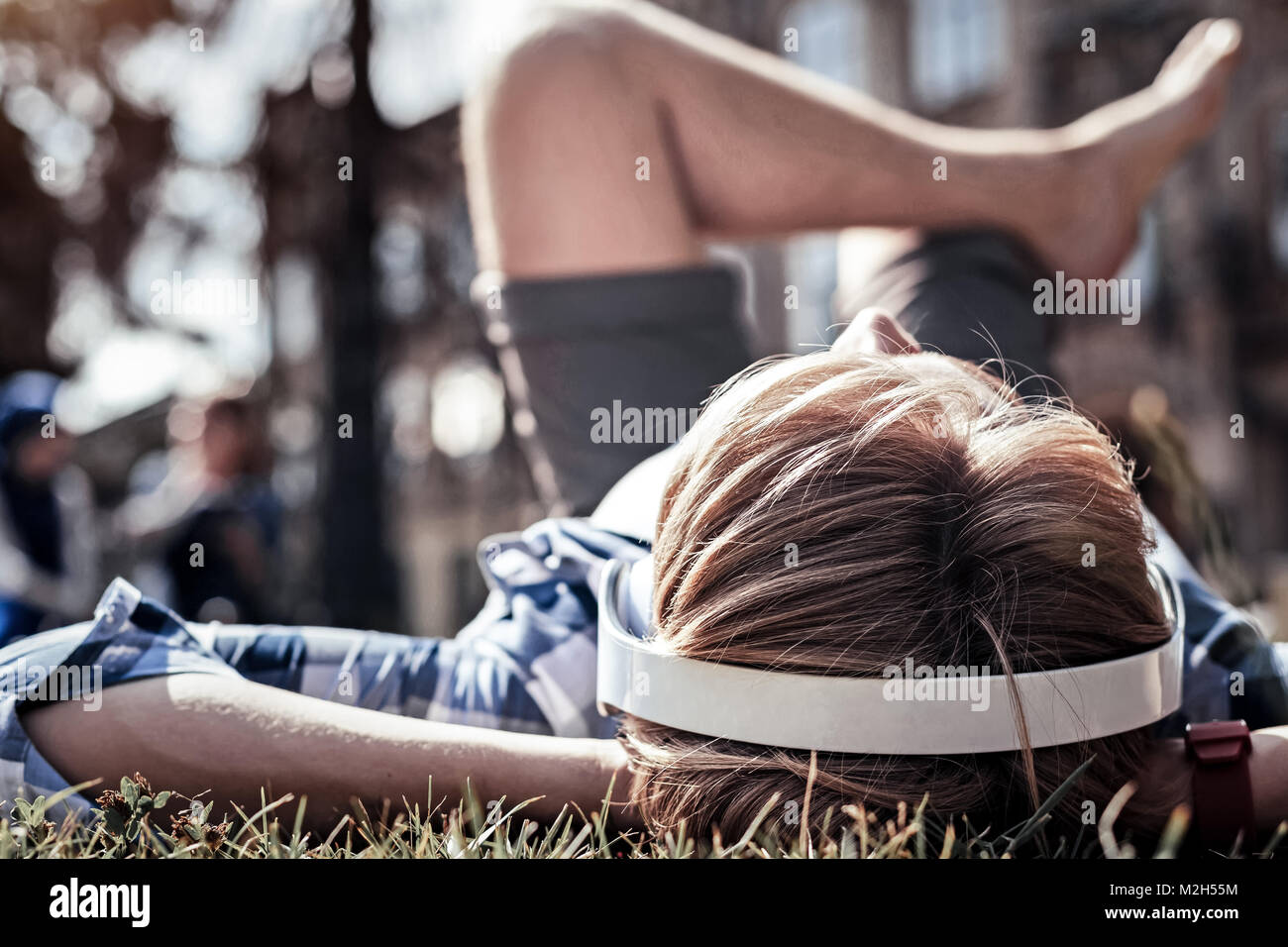 Messa a fuoco selettiva della testa con le cuffie Foto Stock