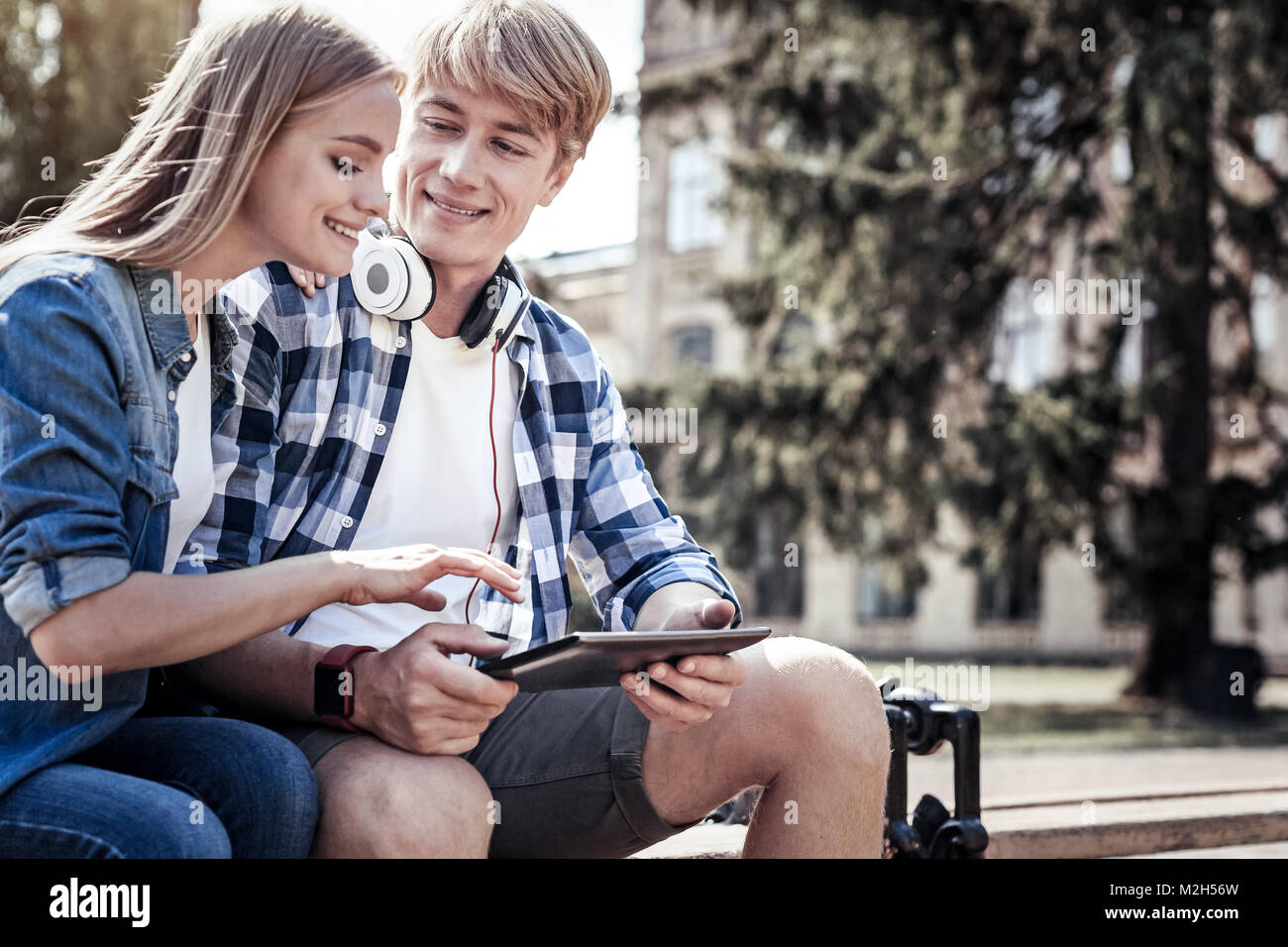 Gioioso uomo felice guardando al suo amico femmina Foto Stock