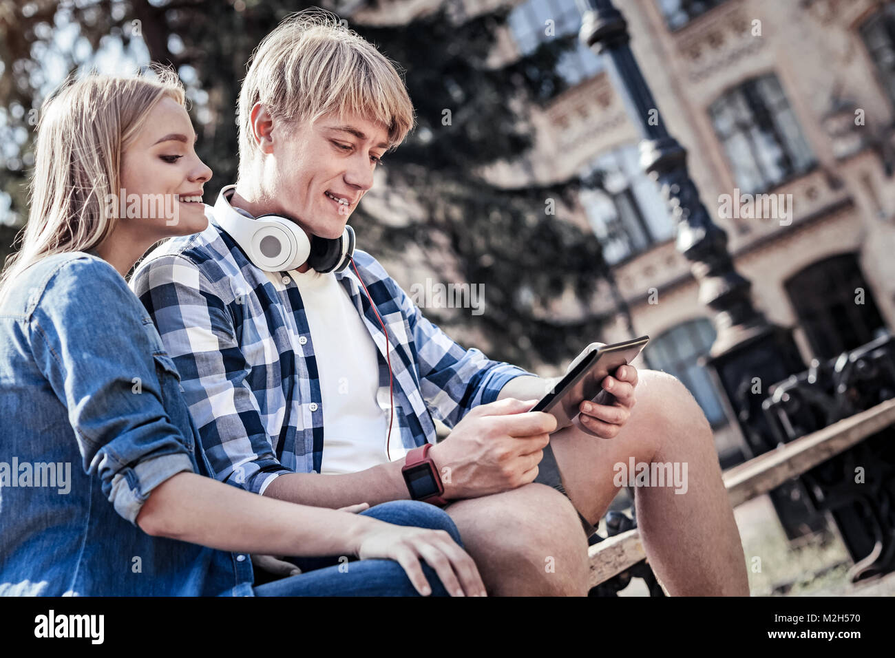 Bella studenti positivo usando un tablet Foto Stock