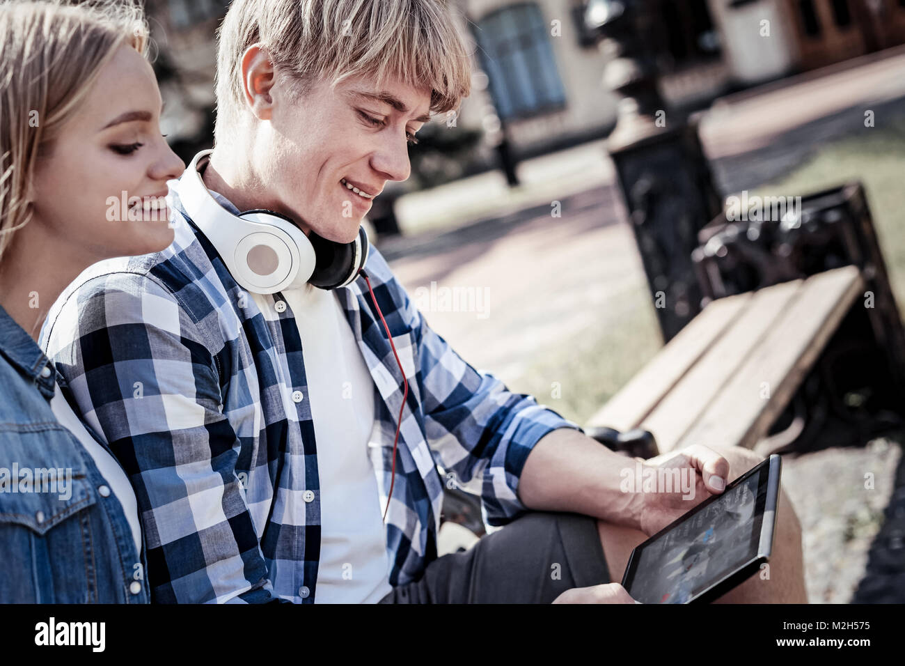 Gioiosa giovani usando un tablet Foto Stock