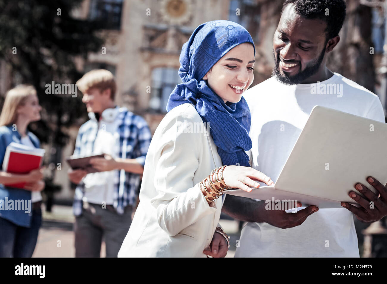 Felice allegro uomo in possesso di un computer portatile Foto Stock
